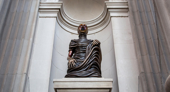 פסל של מוטו. לראשונה בכניסה למטרופוליטן