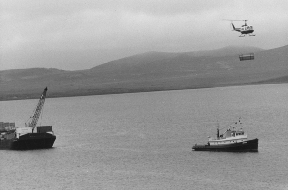 מסוק יואי מעביר מטען מספינה לחוף, צילום: NARA