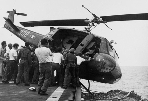 מסוק יואי מושלך מנושאת מטוסים לאחר מלחמת וייטנאם, כדי לפנות מקום למסוקים שנושאים אישים שפונו מהמדינה
