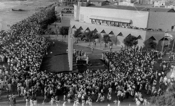 ארונו של הרצל מונח בכיכר הכנסת לפני שיעלה לקבורה בירושלים