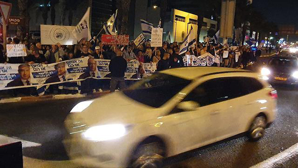 מפגינים נגד נתניהו בקריית ביאליק, הערב, צילום: אחיה ראב"ד