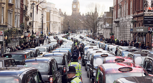 הפגנה של נהגי מוניות נגד אובר בלונדון, צילום: AP
