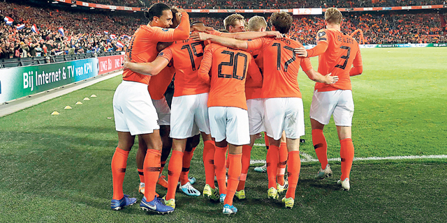 האורנג&#39; שוב פייבוריטית: הכדורגל ההולנדי נולד מחדש