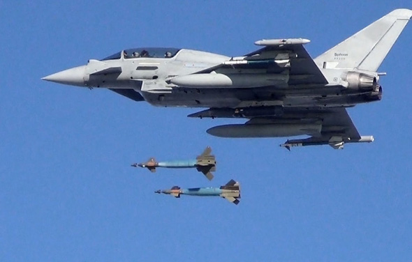 טייפון דו מושבי מטיל זוג פצצות מונחות לייזר, צילום: RAF