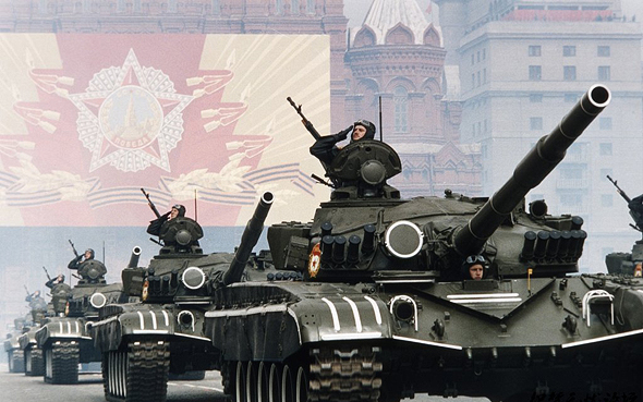 כוח שריון סובייטי במצעד ראווה במוסקבה. באותה מידה, היה יכול לנסוע עד פריז