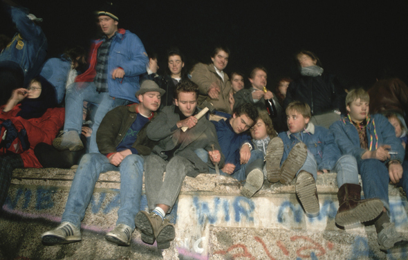 תושבי ברלין יושבים על החומה, באותו לילה היסטורי