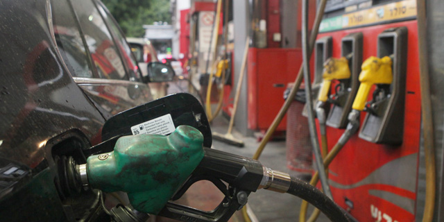 במוצ&quot;ש: הפחתה של לפחות 10 אגורות לליטר במחיר הדלק