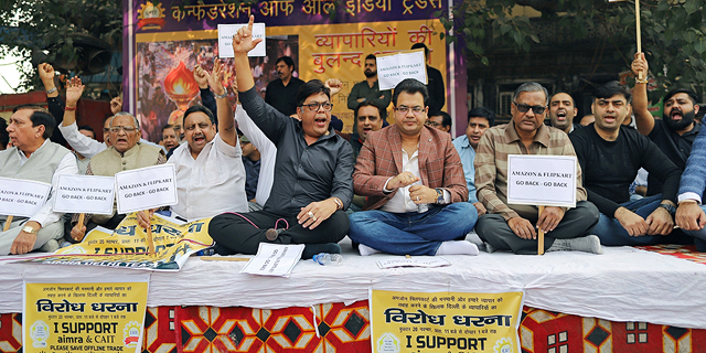 700 הפגנות בשווקים המרכזיים: הסוחרים ההודים מצופפים שורות נגד וולמארט ואמזון