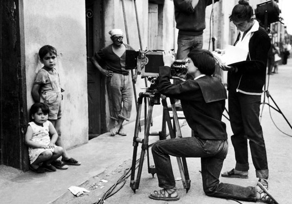 אנייס ורדה (מתבוננת במצלמה) בעת צילומי הסרט “קליאו מחמש עד שבע” מ־1961. בכל עשור יצרה לפחות סרט אחד שיצר לה קאמבק וחשף אותה לקהל חדש, צילום: Getty Images