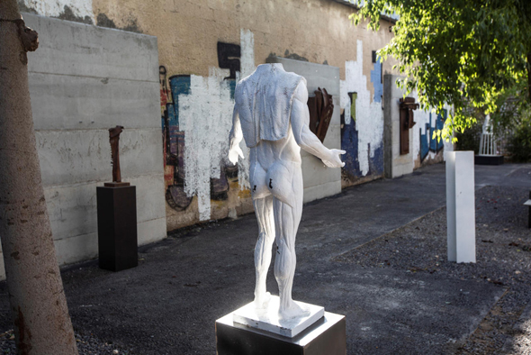 פסל של פיליפ רנצר בגן. חוויה מרשימה