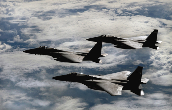 מטוסי F15 במבנה מכונס, צילום: USAF 