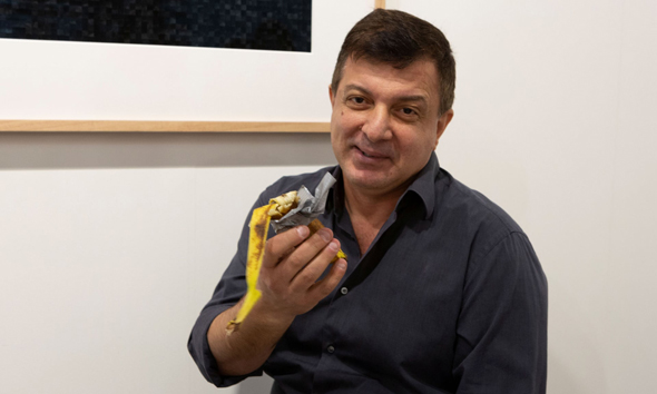 דיוויד דאטונה עם שאריות בננה שנמכרה ב-120 אלף דולר