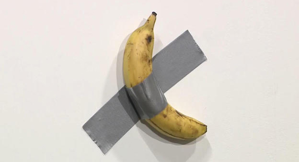 הבננה מודבקת לקיר