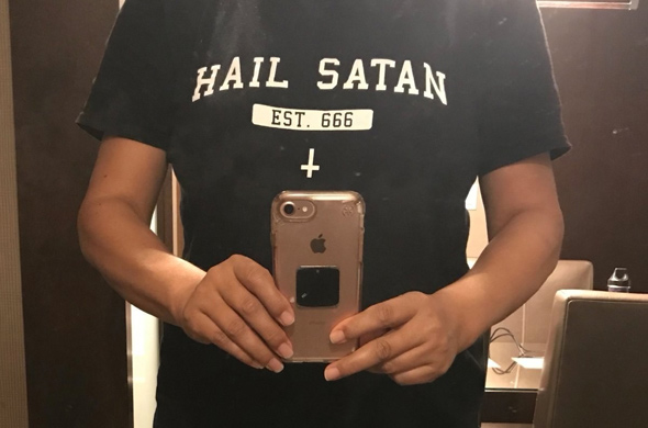 חולצת "הריעו לשטן"