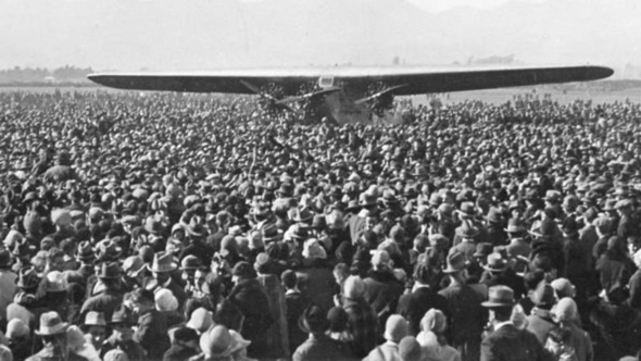 קהל סקרנים נאסף לראות מטוס מקרוב, בתחילת שנות העשרים