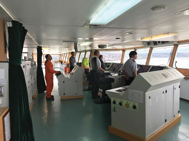 זה רק אתם והצוות. באניית משא תוכלו לבקר  בתא הפיקוד של האנייה ואפילו להחזיק בהגה, צילום: Halifax Magazine