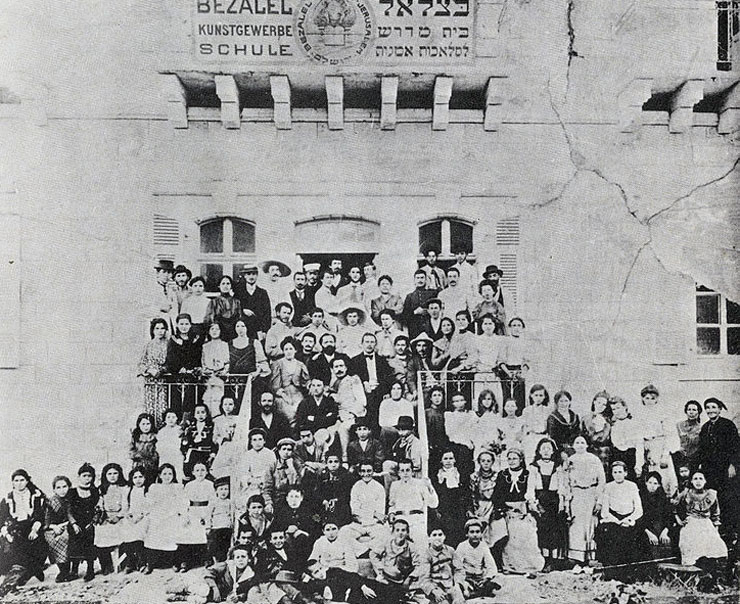 מורי ותלמידי בית הספר בשנת 1907 על רקע חזית הבניין