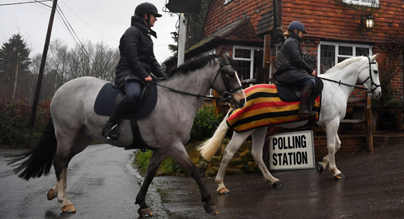 מצביעים בבריטניה, צילום: AFP
