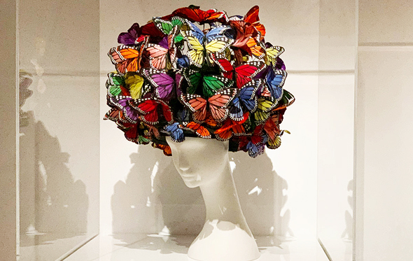 כובע פרפרים בעיצוב פיליפ טרייסי (2004)