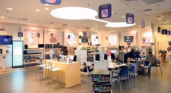 בזק סטור בראשל"צ. האתר תומך במכירות החנויות, צילום: קובי קואנקס