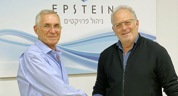 מימין: עדי אייל, מנכ"ל וואן טכנולוגיות ויואב סרנה, מנכ"ל א. אפשטיין ובניו