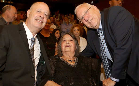 גאולה כהן עם בנה צחי הנגבי והנשיא ראובן ריבלין