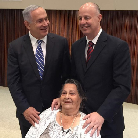 גאולה כהן עם בנה צחי הנגבי וראש הממשלה בנימין נתניהו