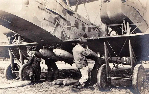 פצצות מותקנות על מתלי נשיאה של מפציץ גותה, צילום: militaryhistory