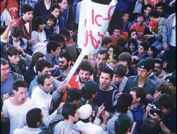התנגשות בין מפגיני שלום עכשיו לאנשי כהנא בירושלים ב-1986. "הליכוד מתחזה היום לתנועה דמוקרטית"