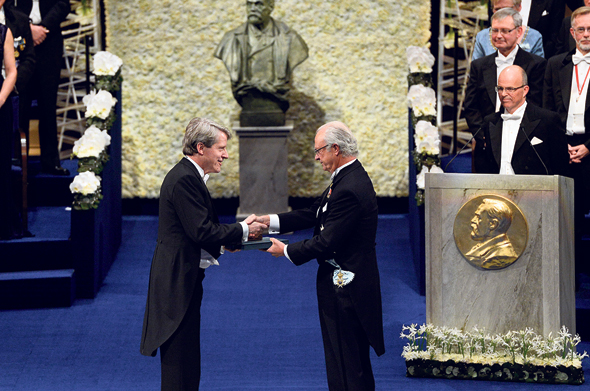 שילר מקבל את פרס נובל לכלכלה בשנת 2013. הכלכלה הנרטיבית שהוא מקדם תוביל, להערכתו, את העשורים הבאים, צילום: איי אף פי