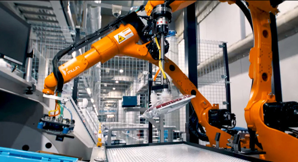 הרובוט במחסן של יוניקלו בטוקיו. אריגים הם אתגר לזרועות הרובוטיות