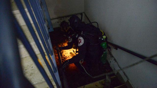 פעולות חילוץ הלכודים במעלית שהוצפה בת"א, צילום: יחידת התיעוד המבצעי כב"ה