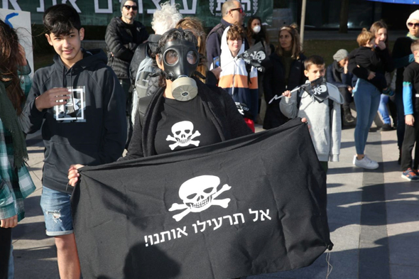 הפגנה נגד ה"נישוב" מלווייתן. כעת עם הפנים לפליטת המזהמים השוטפת, צילום: מוטי קמחי