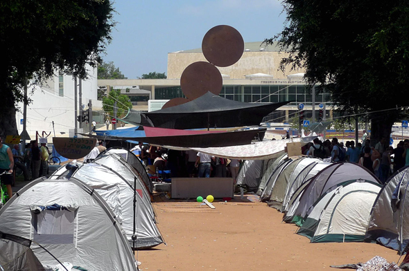אוהלי מחאה בשדרות רוטשילד בתל אביב, ב־2011. הדיור הפך למשבר לאומי, צילום: יריב כץ