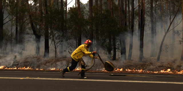 שריפות הענק באוסטרליה מוציאות את הטרולים ומפיצי קונספירציות מרבצם