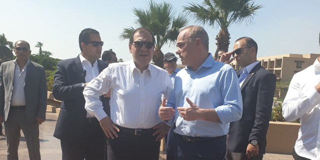מימין: שר האנרגיה של מצרים טארק אל מולא ועמיתו הישראלי יובל שטייניץ , צילום: משרד האנרגיה