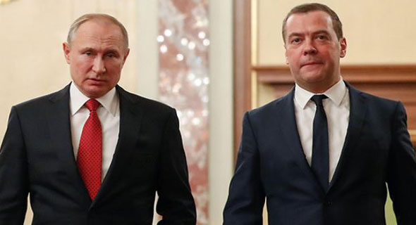 ראש ממשלת רוסיה המתפטר מדבדבר לצידו של פוטין , צילום: AFP
