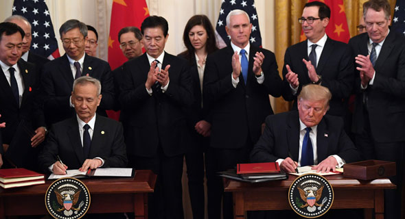 דונלד טראמפ וליו הא חותמים על ההסכם, צילום: AFP