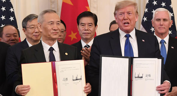 החתימה על השלב הראשון של הסכם הסחר בחודש שעבר, צילום: AFP