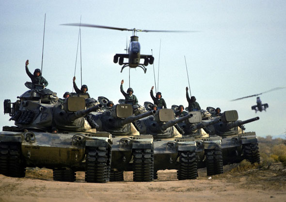 קוברות מלוות טנקים אמריקאיים בתרגיל, צילום: US ARMY