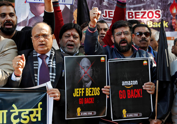 הפגנת מחאה של חברי קונפדרציית בעלי העסקים בהודו נגד ביקורו של בזוס בהודו