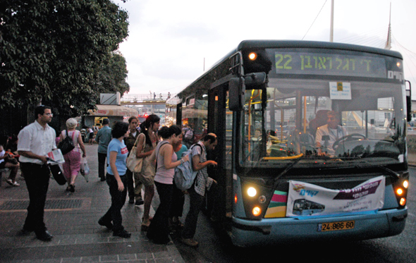 People boarding a bus. Photo: Yuval Chen