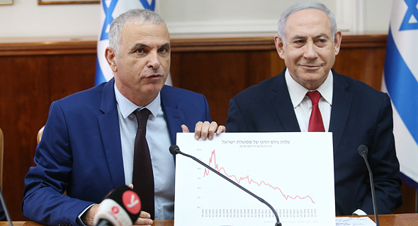 Moshe Kahlon (left) and Benjamin Netanyahu. Photo: Alex Kolomvisky