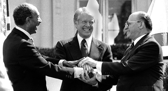 מנחם בגין, ג'ימי קרטר ואנואר סאדאת בטקס החתימה על הסכם השלום ב־1979. כמו דרמה על חיי נישואים