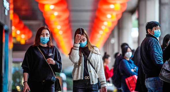 אנשים עם מסכות נגד הידבקות בסין, צילום: איי אף פי