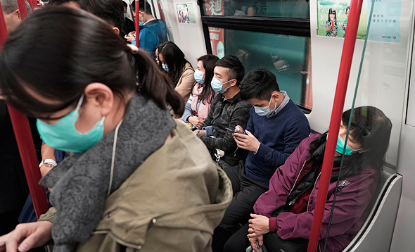 סיניים ברכבת עם מסיכות, צילום: איי פי