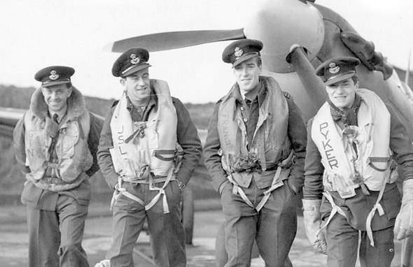 אנשי טייסת 609 (לונשומפ - שני משמאל), צילום: RAF Museum 
