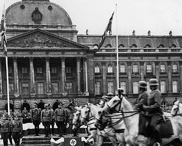משמר נאצי עובר מול ארמון המלוכה בבריסל הכבושה