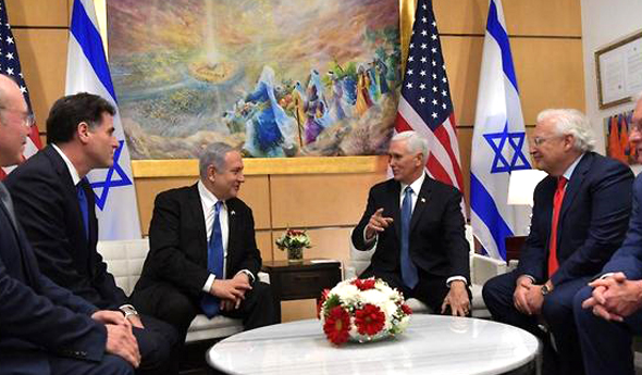 מייק פנס ו בנימין נתניהו נפגשים בשגרירות האמריקנית בירושלים, צילום: קובי גדעון/לע״מ