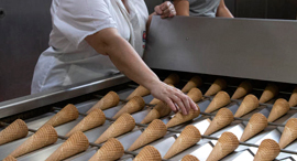 המפעל של גילרו. החלה לשווק גלידה חמה לשוק האמריקאי